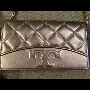Tory Burch Savannah chain flat wallet. Rose gold.